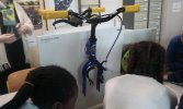 Les élèves réalisent le montage d'un vélo.